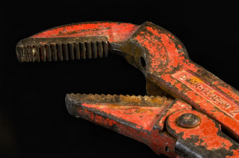 plombier-AIGUINES-min_pipe-wrench-318084